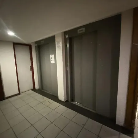 Neves - Location: Pour 4 Personnes Dans Un Quartier Anime 아파트